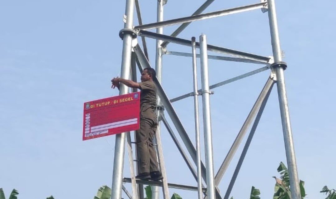 Satpol PP Kota Tangerang segel proyek BTS ilegal di Buaran Indah. Tindakan tegas untuk jaga ketertiban dan pendapatan daerah.