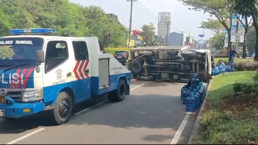 Kecelakaan tunggal truk di Jalan Pelayangan, Tangsel, terjadi tanpa korban luka. Unit Gakkum Sat Lantas sedang menyelidiki insiden ini.